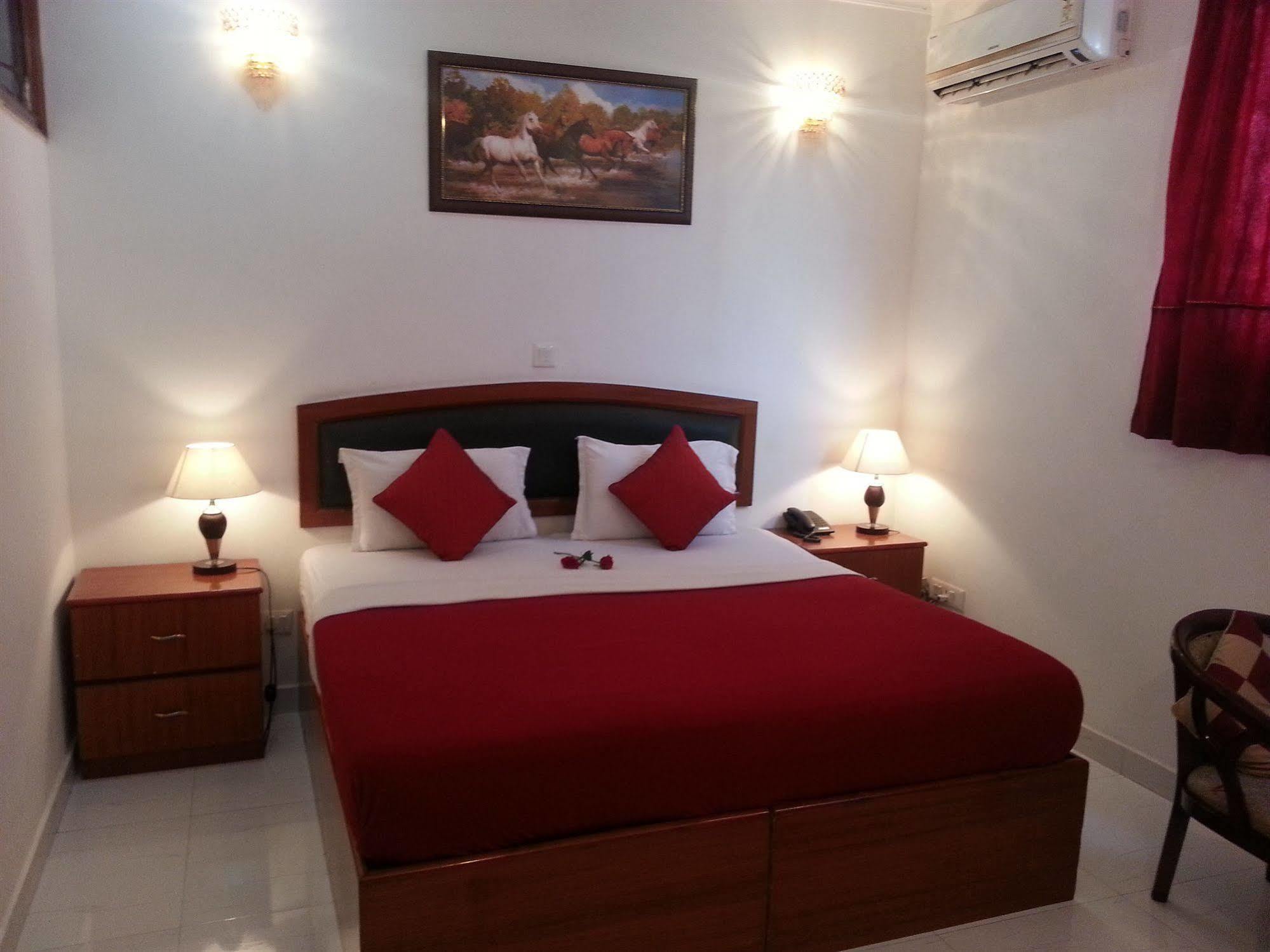 Hotel Malik Continental Нью-Дели Экстерьер фото